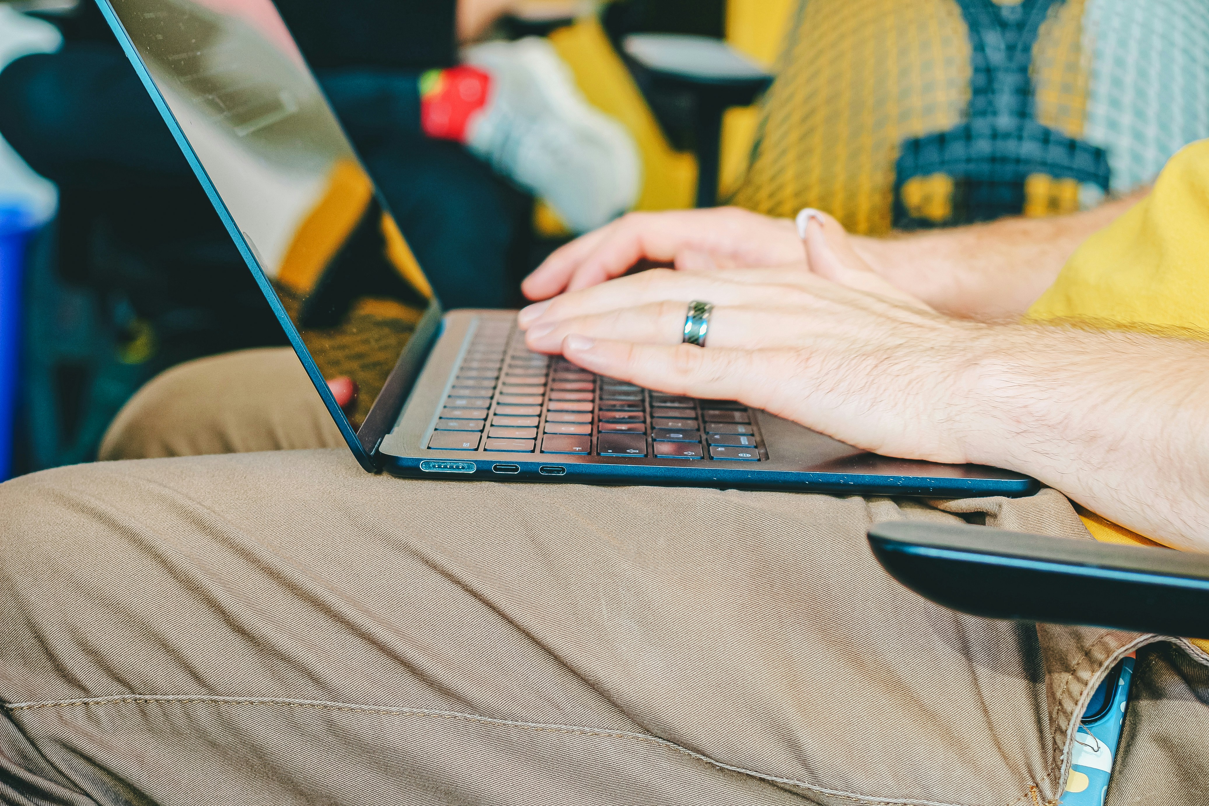 Eine Person bedient eine Braille-Tastatur vor einem Laptop – Symbol für assistive Technologie im Alltag