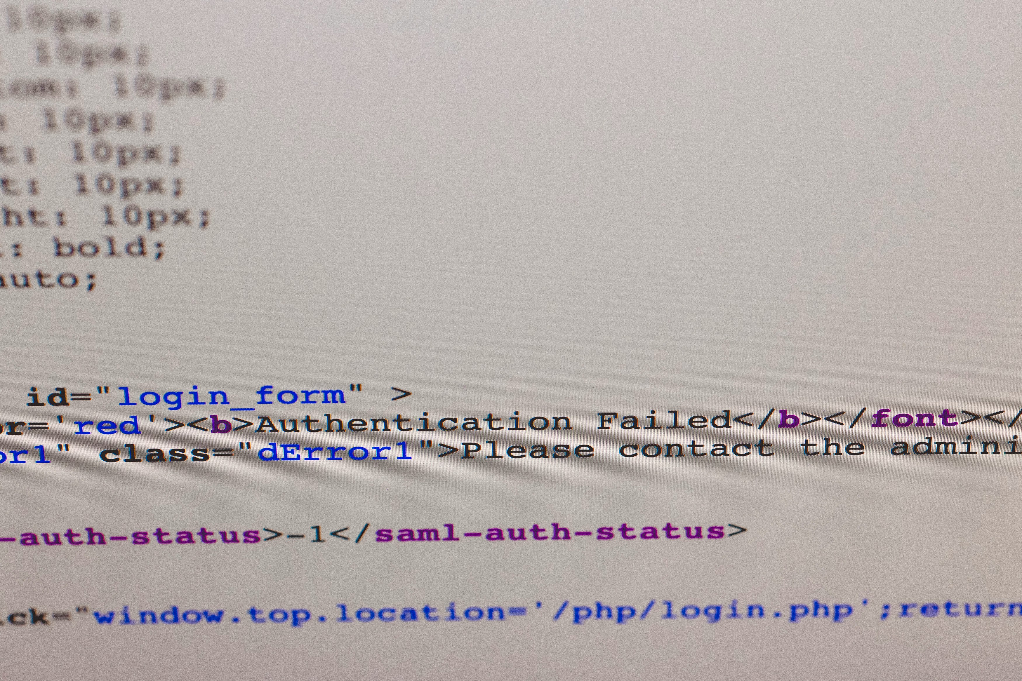 Bildschirm mit Code-Editor, der ARIA-Attribute und semantisches HTML zeigt
